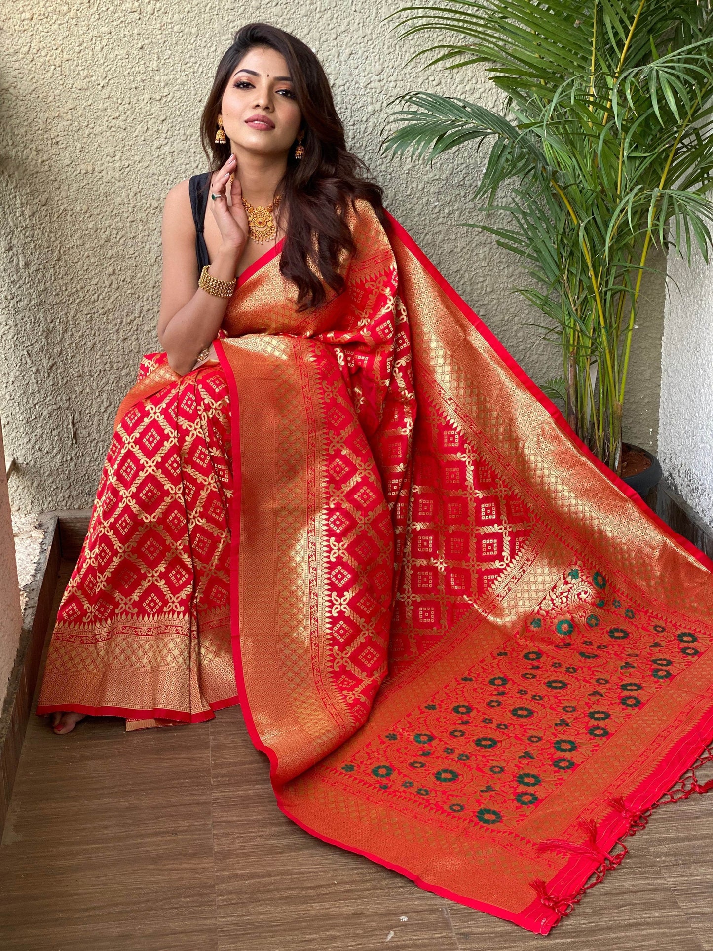 Pure Banarasi Silk Saree with Zari Weaving – Elegant Vintage Design - SEEANS