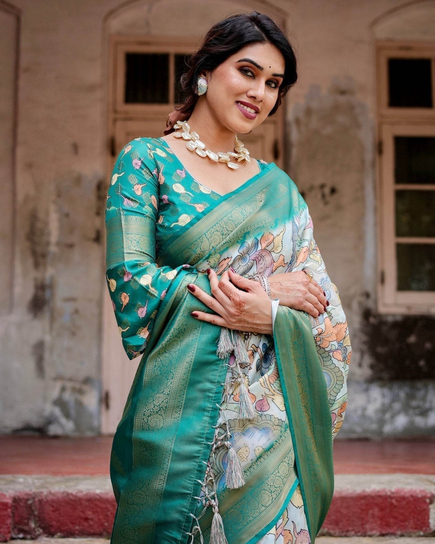 Graceful Green Banarasi Silk Saree with Vibrant Motifs and Zari Woven Pallu - SEEANS