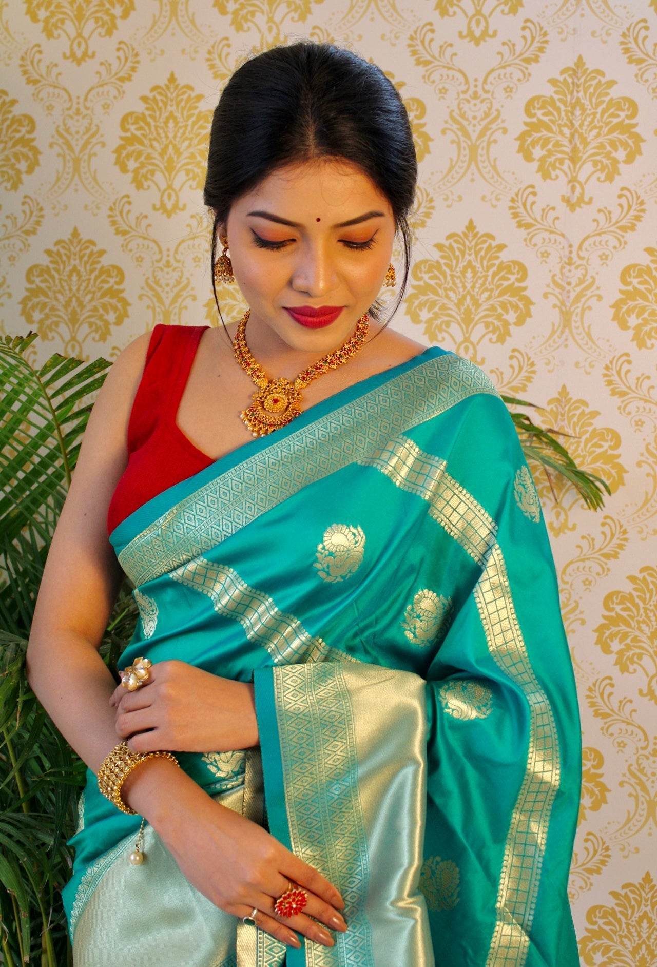 Pure Banarasi Silk Saree with Zari Weaving – Vintage & Elegant Design - SEEANS