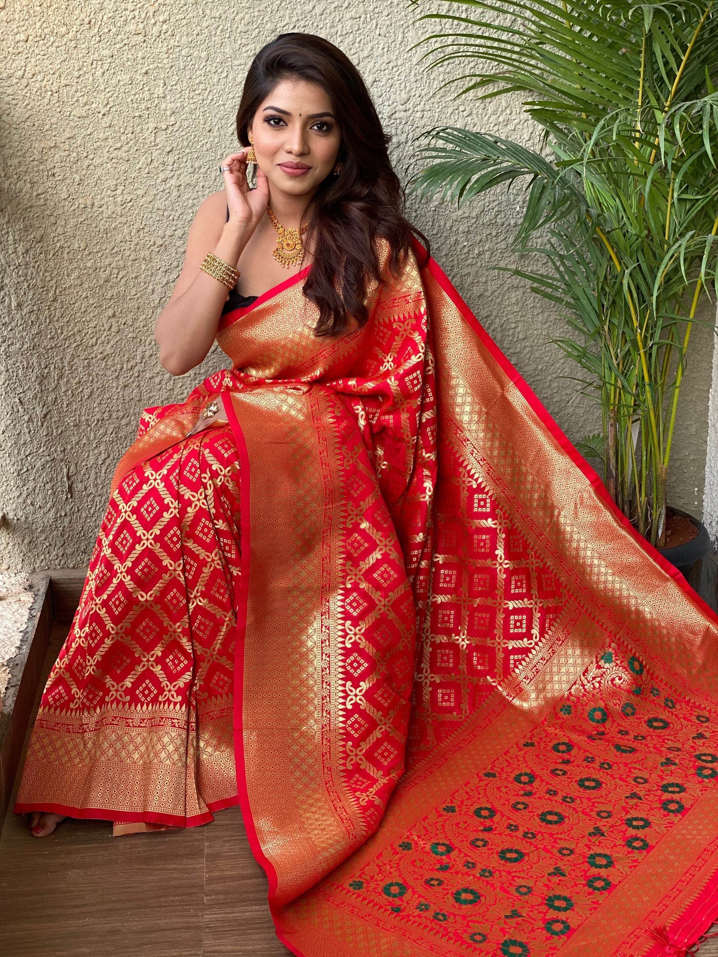 Pure Banarasi Silk Saree with Zari Weaving – Elegant Vintage Design - SEEANS